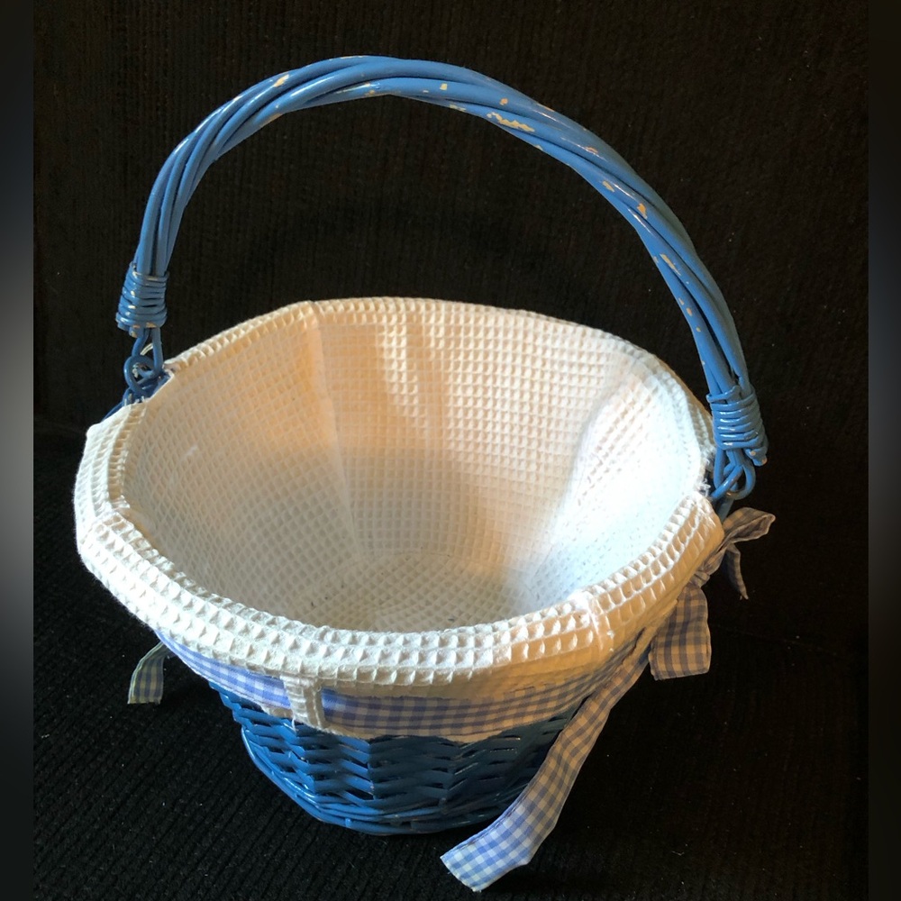 10936 VINTAGE Blue Wicker Basket With White Basket Liner Gingham Bows